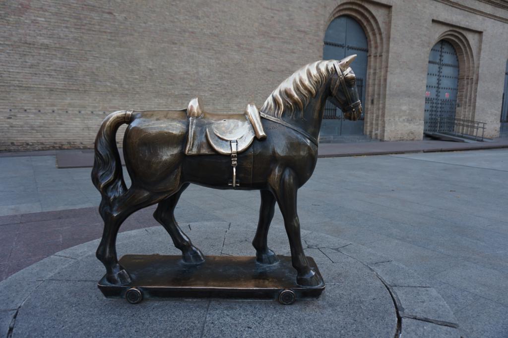 Позади Лонжи мы находим эту бронзовую статую, на которой изображен картонный конь, на котором Анхель Кордеро Грасиа фотографировал, кого он поставил на нем