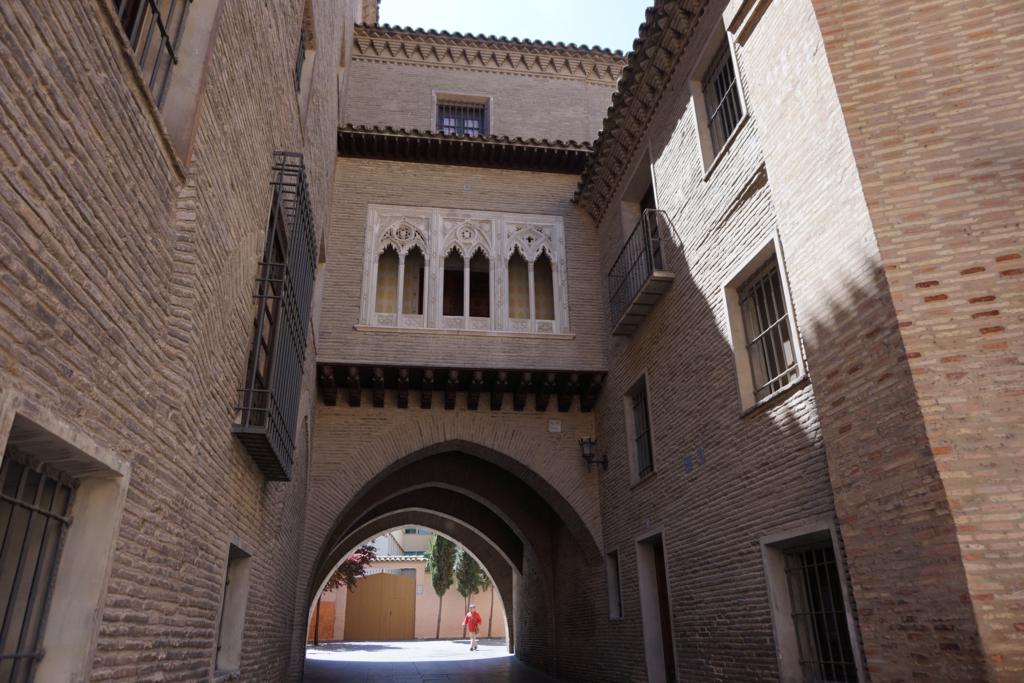 Готическая арка 1293 года, которая хотела соединить Дом Декана с Собором Сарагосы