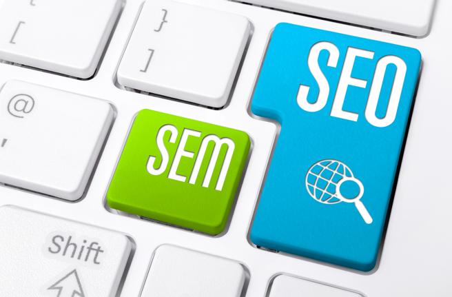Zunifikowana strategia Search Marketing pozwala nam poprawić komfort użytkownika końcowego podczas wyszukiwania związanego z naszą marką, o ile rozumiemy, że SEO i SEM spełniają uzupełniające się funkcje